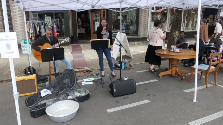 Live music in front of Beehive Vintage Marketplace